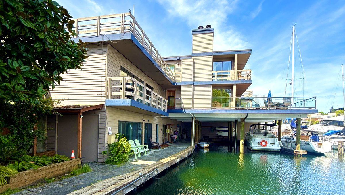Private Dock & Boat Garage